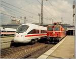Im Hauptbahnhof vom München wartet die ÖBB 1044 031-1 auf die Abfahrt, daneben steht ein Diesel ICE, der für den Einsatz auf der Strecke München - Lindau - Zürich vorgesehen ist.

Analogbild vom 4. Mai 2001