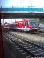628 641 / 928 641 als RE6 mit ziel Lbeck Hbf Fhrt zusammen mit dem OLA VT 0010 (Foto entstand aus dem genannten Zug) in den Bahnhof Neubrandenburg ein am 7.10.13