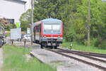 Am Bahnsteig in Hüffenhardt der Endstation der Krebsbachtalstrecke steht der 928 611 als vorübergehender Ersatz für den  Roter Flitzer  alias 798 081. 1.Mai 2024