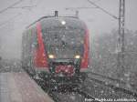 BR 642/483094/642-137--637-kommt-mit 642 137 / 637 kommt mit viel Schnee in den Bahnhof Delitzsch ob Bf eingefahren am 29.2.16
