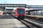 650 018 mit 650 100 verlsst als RB93 mit Ziel Friedrichshafen Hafen den Bahnhof Lindau Insel (ehemals Lindau Hbf) am 24.3.21