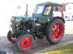 traktoren-ddr---oldtimer/294243/ein-famulus-traktor-standt-als-erstes Ein Famulus Traktor standt als Erstes Umzugsfahrzeug frs Erntefest aufm Putbusser Markt am 21.9.13