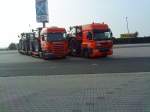 Autotransporter/297096/lkw-2-szm-scania-r-420 LKW 2 SZM SCANIA R 420 und DAF CF beladen mit Traktoren auf dem Autohof in Grnstadt am 26.09.2013
