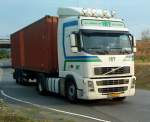 SZM Volvo mit Containerauflieger der Spedition HI Ambacht, Holland auf dem Weg zum Autohof Grnstadt am 21.08.2013
