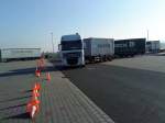 Container-Pritsche/302555/lkw-szm-daf-xf-mit-wechselfahrgestell LKW SZM DAF XF mit Wechselfahrgestell beladen mit Container der Spedition MAERSK 
auf dem Autohof in Grnstadt am 31.10.2013