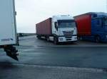 SZM IVECO Stralis mit Containerpritsche beladen mit einem Container auf dem Autohof in Grnstadt am 21.11.2013