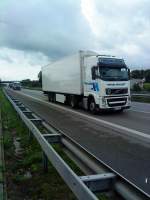 SZM Volvo FH Globetrotter mit Khlkoffer-Auflieger der Spedition Hindelang unterwegs auf der A 61, Hhe Rasthof Dannstadt, am 14.07.2014
