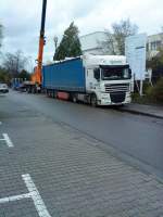LKW SZM DAF XF mit Pritsche-Planen-Auflieger der  FH Logistics bei der Materialanlieferung am Krankenhaus in Bad Drkheim am 04.11.2013