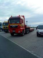 LKW MAN SZM mit Tiefauflader der Spedition Neeb auf dem Autohof in Grndstadt am 13.09.2013