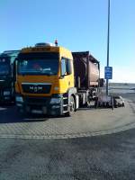 SZM MAN TGX 18.440 mit Wechselfahrgestell beladen mit Tankcontainer der Spedition Bertschi gesehen auf dem Parkplatz am Autohof Grnstadt am 28.01.2014