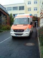 einsatzfahrzeuge-feuerwehr---krankenwagen---polizei---thw/304130/pkw-mercedes-benz-als-rettungswagen-des-drk PKW Mercedes-Benz als Rettungswagen des DRK vor der Notaufnahme des Krankenhauses in Bad Drkheim am 07.11.2013
