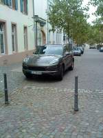 Youngtimer/295765/suv-porsche-cayenne-am-straenrand-in SUV Porsche Cayenne am Straenrand in einer abschssigen Strae in Bad Drkheim am 17.08.2013 