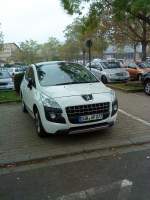 PKW SUV Peugeot 3008 HDi auf dem Parkplatz vor dem Krankenhaus in Bad Drkheim am 02.10.2013