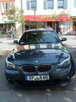 PKW BMW 5er-Reihe auf dem Stadtplatz in Bad Drkheim am 03.10.2013
