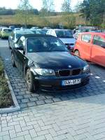 PKW BMW 116i Cabrio mit Venylverdeck auf einem Parkplatz in Grnstadt am 19.11.2013