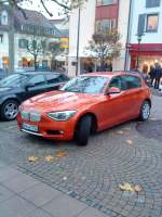 BMW 1er-Klasse - neuster Bauart - auf dem Stadtplatz in Bad Drkheim am 20.11.2013