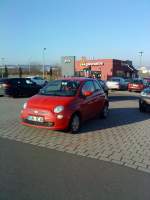PKW Fiat 500 auf dem Parkplatz auf dem Autohof in Grnstadt am 11.12.2013