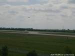 DHL Flieger beim Landevorgang am Flughafen Halle/Leipzig am 24.5.15 