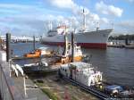 Frachtschiffe/290696/blick-auf-ein-paar-hafenschlepper- Blick auf ein Paar Hafenschlepper & auf die CAP SAN DIEGO im Hamburger Hafen am 31.8.13