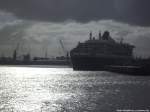 Kreuzfahrtschiffe/290726/blick-auf-die-queen-mary-2 Blick auf die Queen Mary 2 im Hamburger Hafen am 31.8.13