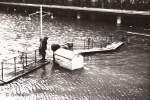 Hamburg Flutkatastrophe 1962. Schleusenwärter arbeiten an der Alsterschleuse am Rathausmarkt.