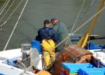 Cuxhaven - Fischer bei Reparaturarbeiten auf ihrem Kutter.