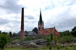 St.-Jakobus-Kirche hinter einer Industriebrache in Wieren, Landkreis Uelzen.
