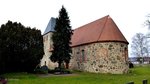 Namenlose Feldsteinkirche aus dem 13. Jahrhundert im Dorf Rockenthin, Sachsen-Anhalt.