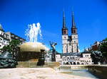 Brunnen auf dem Hallmarkt mit Blick auf die Kirche am Marktplatz Halle (Saale) am 14.6.17