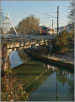 Die SNCF BB 26 149 erreicht mit ihrem TER 200 den Rohne-Rhein Kanal bei Mulhouse.