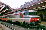Sonstige/696167/sncf-nez-cass233-15031-ist-met-der SNCF Nez-cassé 15031 ist met der EC MOZART (Paris Est--Wien West) am 29 Juli 1999 in Strasbourg Central eingeahren. Dort wirdt eine DB 181.2 dieser Zug übernehmen und nach Stuttgart Hbf fahren.