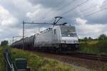 akiem/819931/akiem-186-365-zieht-ein-kesselwagenzug Akiem 186 365 zieht ein Kesselwagenzug durch das immer mehr zuwachsender Fotopunkt bei Tilburg-Reeshof am 21 Juli 2023.