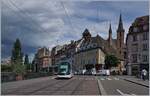 Ein Strasbourger Tram der Linie  B  ist bei der  Ile de France  auf dem Weg nach Lingoldsheim.