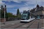 Ein Alstom Citadis - Tram in der Nähe der  Petit France  in Strasbourg ist auf dem Weg nach Lingoldsheim.