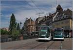 In der Nähe der  Petit France  in Strasbourg begegnen sich zwei Alstom Citadis - Tram.