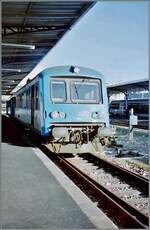 Der umgebaute SNCF X 4751 steht in Dieppe zur Abfahrt nach Rouen bereit. 

Analogbild vom 14. Feb. 2002