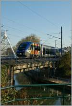 Bei Mulhouse berquert ein SNCF X 76000 den Kanal.
11. Dezember 2013
