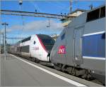 Zwei TGV in zwei unterschiedlichen Farbgebungen erreichen als TGV Lyria Lausanne.