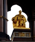 Albert Memorial in London, in Sichtweite der Konzerthalle Royal Albert Hall. Das Denkmal wurde von Queen Victoria von Großbritannien und Irland in Erinnerung an ihren geliebten Ehemann Albert von Sachsen-Coburg und Gotha in Auftrag gegeben. 