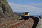 An der Südküste Englands, bei Dawlish fährt die Bahn einige Meilen dem Meer entlang, so wie hier ein GWR Class 43 HST 125.