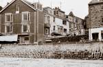 St Ives in Cornwall mit Häusern an der Hafenpromenade in 1977.