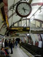 Londoner Tube Station mit Fußgängerbrücke und schöner alter Uhr.