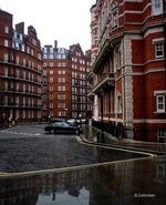 Schöner Wohnen auch an Regentagen am Kensington Gore, London. Die Häuser sind etwa 150 Jahre alt.