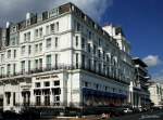 Eastbourne, Sussex, England: das im victorianischem Stil erbaute  The Cavendish Hotel  an der Seepromenade. 