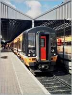 Im Bahnhof Dublin Connolly Station (Baile Átha Cliaht Stáisún Ui Chonghaile) steht der CIE  2717 und weitere Class 2700 Triebzüge.