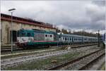 In Borgo San Lorenzo steht die FS Trenitlia D 445 115 (98 83 2445 115-4) mit einem Reisezug  und wartet auf eine neuen Einsatz.