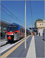 Der FS Trenitalia ETR 104 125  POP  ist von Barletta nach Fasano als Regionalzug 23519 unterwegs in Poligano a Mare angekommen.