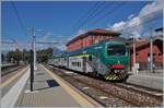 In Laveno Mombello wartet ein Trenord Zug auf die Rückfahrt nach Milano. 

27. Sept. 2022