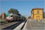 Aln 668/596774/ein-regionalzug-bestehend-aus-steuerwagen-und Ein Regionalzug bestehend aus Steuerwagen und Triebwagen vom Typ Aln 668 beim Halt in Brescello.
22. Sept. 2014