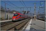 er Trenitalia FS ETR 400 048 ist als FR 9291 von Paris Gare de Lyon nach Milano Centrale unterwegs und erreicht Chambéry-Challes-les-Eaux, wo der Zug einen fahrplanmässigen Halt hat. Neben der schweren Gleichstromfahrleitung zeigt sich auf die wuchtige Signalbrücke als landestypischen Merkmal.

20. März 2022